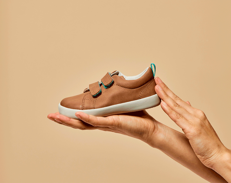 GIF flexing Ten Little Everyday Original - Mocha Brown. Available at www.tenlittle.com