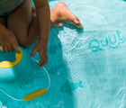 Child playing with Quut Mini Ballo Bucket